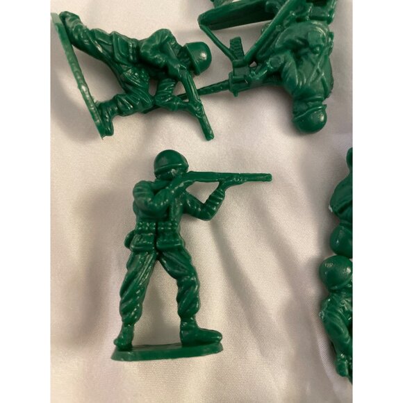 Schylling Classic Toy Soldier Set With 40 Green Army Men Figures - Picture 15 of 16